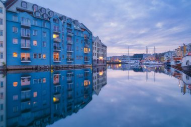 Aalesund, Norveç. Kuzeye. Kasabanın manzarası. Şehir merkezindeki eski binalar. Su yüzeyindeki yansımalar. İskandinav mimarisi. Arka planlar, duvar kağıtları, kartpostallar için fotoğraflar.