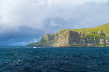 Faroe Adaları, Danimarka. İskandinav doğası. İskandinavya. Okyanus ve dağların manzarası. Fotoğraf: arkaplan, duvar kağıdı, kartpostallar.