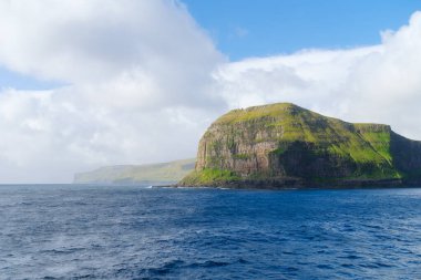 Faroe Adaları, Danimarka. İskandinav doğası. İskandinavya. Okyanus ve dağların manzarası. Fotoğraf: arkaplan, duvar kağıdı, kartpostallar.
