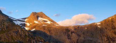 Dağ manzarası. İskandinavya. Norveç 'te doğa. Vahşi Norveç 'in panoramik manzarası. Yaz mevsiminde manzara. Kaya tırmanışı ve yürüyüş için bir yer.. 