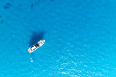 Yaz tatili. Yattaki insansız hava aracı görüntüsü. Arka plan olarak denizde yelken açmak..