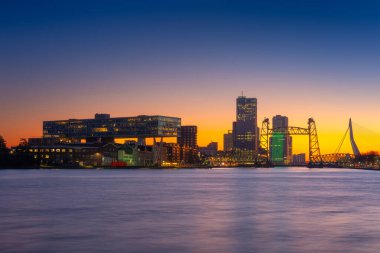 Rotterdam, Hollanda. Şehir merkezine bir bak. Panoramik manzara. Akşamları şehir manzarası. Gökdelenler ve binalar. Duvar kağıdı, kartpostal, arkaplan.