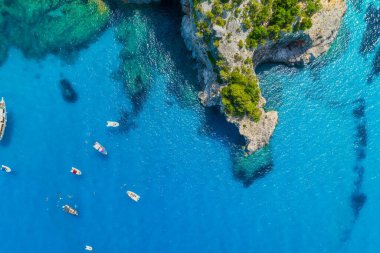 Sardunya, İtalya. Deniz kıyısının insansız hava aracı görüntüsü. Kaya kıyısı ve deniz suyu. Tatil ve seyahat. Yaz deniz manzarası. Kartlar, arkaplan, duvar kağıdı veya tasarım için resim.