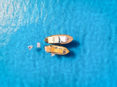 Tatil ve boş zaman. Güneşli bir günde mavi Akdeniz 'deki hızlı teknelerin hava manzarası. Deniz yüzeyinde hızlı gemiler. Drone 'dan deniz pelerini. Havadan deniz manzarası. Motorlu deniz manzaralı.