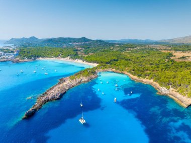 Turkuaz suyu olan bir deniz bölmesinin insansız hava aracı görüntüsü. Tekneler ve yatlar. Akdeniz 'de yaz tatili. Mallorca, Balear Adaları, İspanya. Kartpostal, arkaplan, duvar kağıdı.