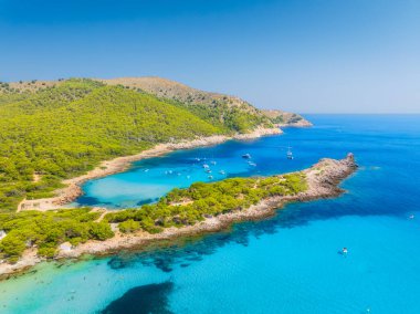 Turkuaz şeffaf suyu olan bir deniz bölmesinin insansız hava aracı görüntüsü. Tekneler ve yatlar. Akdeniz 'de yaz tatili. Mallorca, Balear Adaları, İspanya. Kartpostal, arkaplan, duvar kağıdı.