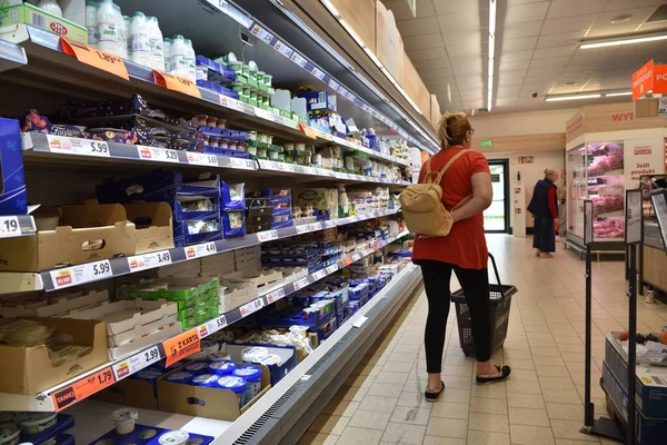 ポーランドの高インフレ スーパーマーケットでのより高価な食料品 — ストック写真