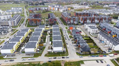 Wroclaw, Polonya: hava manzarası, yeni yerleşim alanına sahip genel manzara. Farklı renk ve stilde binalar.