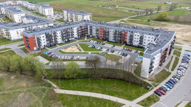 Wroclaw, Polonya: hava manzarası, yeni yerleşim alanına sahip genel manzara. Farklı renk ve stilde binalar.