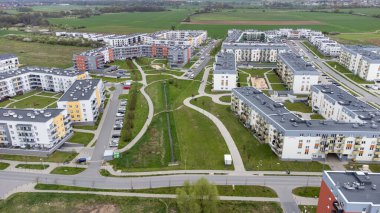 Wroclaw, Polonya: hava manzarası, yeni yerleşim alanına sahip genel manzara. Farklı renk ve stilde binalar.