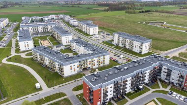 Wroclaw, Polonya: hava manzarası, yeni yerleşim alanına sahip genel manzara. Farklı renk ve stilde binalar.