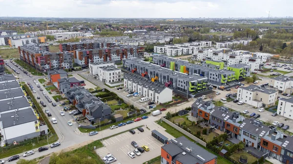 Wroclaw, Polonya: hava manzarası, yeni yerleşim alanına sahip genel manzara. Farklı renk ve stilde binalar.