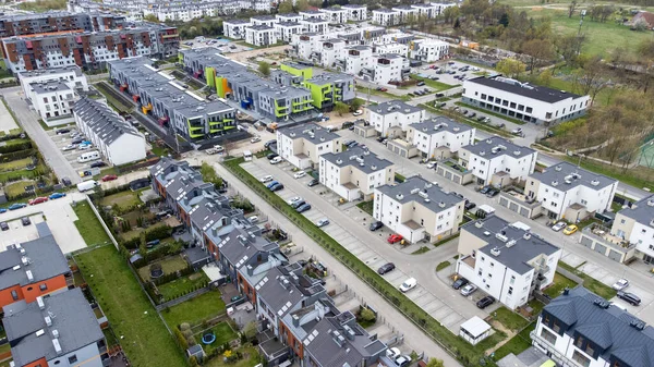Wroclaw, Polonya: hava manzarası, yeni yerleşim alanına sahip genel manzara. Farklı renk ve stilde binalar.
