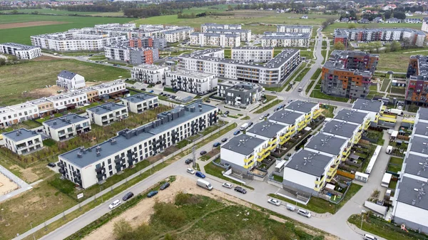 Wroclaw, Polonya: hava manzarası, yeni yerleşim alanına sahip genel manzara. Farklı renk ve stilde binalar.