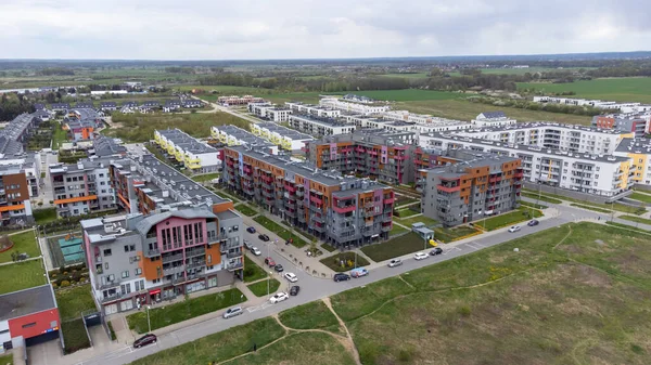 Wroclaw, Polonya: hava manzarası, yeni yerleşim alanına sahip genel manzara. Farklı renk ve stilde binalar.
