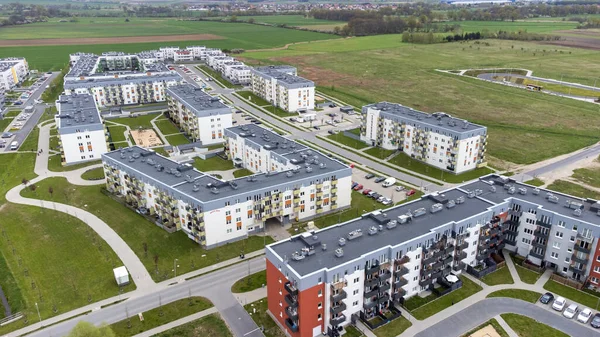 Wroclaw, Polonya: hava manzarası, yeni yerleşim alanına sahip genel manzara. Farklı renk ve stilde binalar.