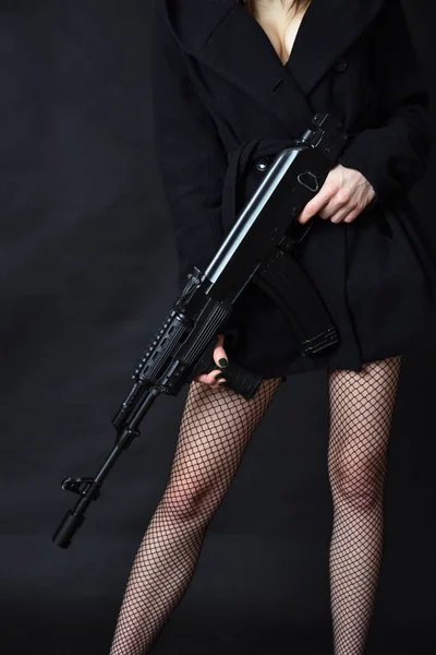 女性致命 有诱惑力但危险的女人 携带武器 免版税图库图片