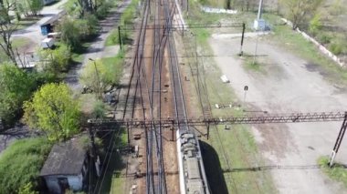 Wroclaw, Polonya 'daki eski tren istasyonundan geçen yolcu treni. Hava görüntüsü, tren ve birkaç ray.. 