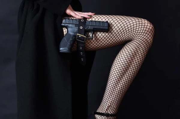 Farlig Kvinna Femme Fatale Ung Kvinna Med Nätstrumpor Och Pistol — Stockfoto