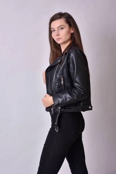 若い女だブルネット ブラックレザージャケット女性モデル 白い背景のスタジオ写真 — ストック写真