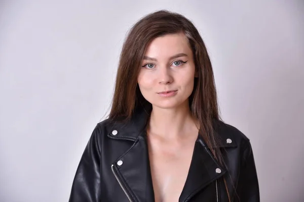 Jonge Vrouw Brunette Vrouwelijk Model Met Zwart Leren Jasje Studio — Stockfoto