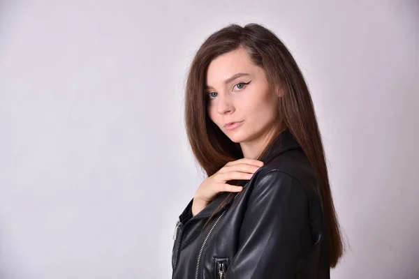 Genç Kadın Esmer Siyah Deri Ceketli Kadın Model Beyaz Arkaplanlı — Stok fotoğraf