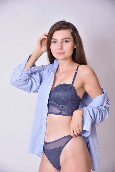 Femeie Tânără Brunetă Modelul Feminin Lenjerie Albastră Marină Sutien Cămașă — Fotografie, imagine de stoc