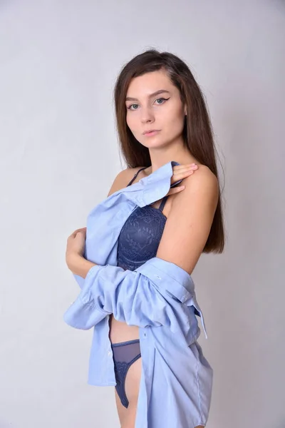 Genç Kadın Esmer Lacivert Çamaşırı Sutyen Açık Mavi Gömlekli Kadın — Stok fotoğraf