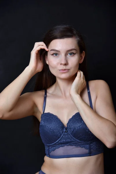Junge Frau Brünett Weibliches Model Mit Marineblauer Unterwäsche Und Studiofoto — Stockfoto