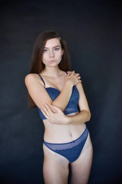 Genç Kadın Esmer Lacivert Çamaşırı Sutyenli Kadın Model Siyah Arkaplanlı — Stok fotoğraf