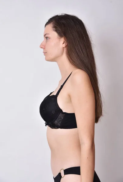 Genç Kadın Esmer Siyah Çamaşırlı Kadın Model Profil Çekimi — Stok fotoğraf