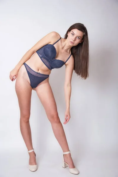 Giovane Donna Bruna Modello Femminile Con Reggiseno Blu Navy Biancheria Immagini Stock Royalty Free