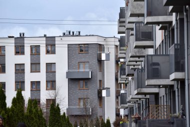 Wroclaw, Polonya 'daki modern binalar. Konut mimarisi, binalar ve pencereler. 