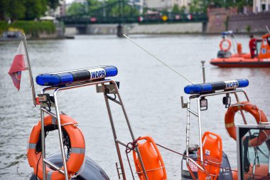 Wroclaw, Polonya - 20 Mayıs 2023: Odra Nehri Festivali sırasında Polonya 'nın Wroclaw kentinde su kurtarma ekibi ve botlar. 