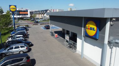 Wroclaw, Polonya - 8 Mayıs 2023. Wroclaw, Polonya 'daki popüler alışveriş merkezi Lidl. Drone fotoğrafı. 