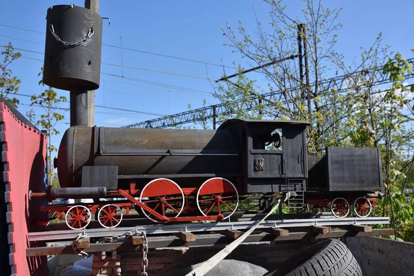 大きな煙突を持つ古いスタイルの機関車として作られたグリル ストーブ — ストック写真