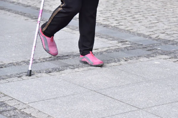 Una Persona Anziana Che Cammina Con Bastone Gambe Bastone Foto — Foto Stock