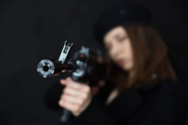 Elinde Makineli Tüfek Tutan Tehlikeli Genç Bir Kadın Silahlı Balık — Stok fotoğraf