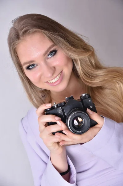 Charming Young Woman Blonde Hairs Blue Eyes Female Model Holding — Stock Photo, Image