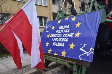 Wroclaw, Polonya - 15.02.2024: şehir merkezinde büyük çiftçi protestosu. Slogan: 