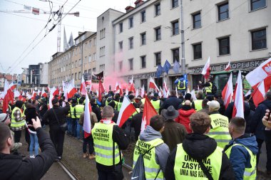 Wroclaw, Polonya - 15.02.2024: şehir merkezinde büyük çaplı çiftçi protestosu, AB politikasına karşı çiftçiler ve Ukrayna 'dan yiyecek ithal etme.