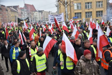Wroclaw, Polonya - 15.02.2024: şehir merkezinde büyük çaplı çiftçi protestosu, AB politikasına karşı çiftçiler ve Ukrayna 'dan yiyecek ithal etme.