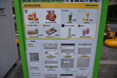 Çin, Shenzhen - 20 Haziran 2024: Nanshan ilçesindeki Talent Park. Drone müşterinin siparişine göre yiyecek ve içecek dağıtır.. 