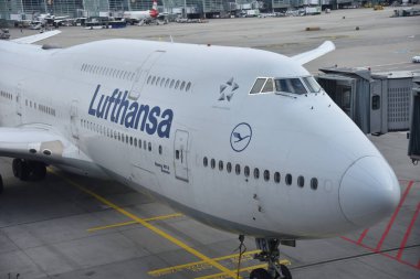 Frankfurt, Almanya - 14 Haziran 2024: Lufthansa Havayolu Beoing 747 bir sonraki uçuş için hazırlanıyor. 