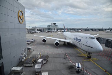 Frankfurt, Almanya - 14 Haziran 2024: Lufthansa Havayolu Beoing 747 bir sonraki uçuş için hazırlanıyor. 