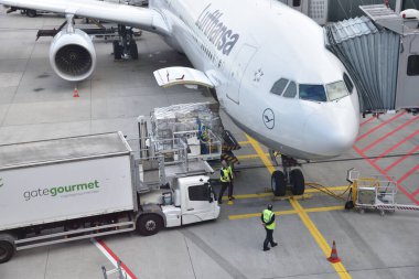 Frankfurt, Almanya - 14 Haziran 2024: Lufthansa Airbus A340 bir sonraki uçuş için hazırlanıyor. 