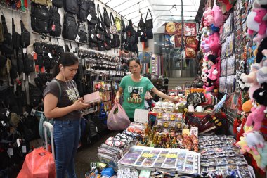 Hong Kong, Çin - 16 Haziran 2024: Mong Kok 'ta ünlü kadınlar pazarı. Dünyanın dört bir yanından turistler için alışveriş cenneti. 