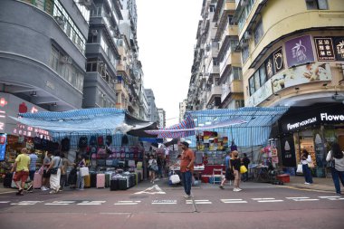 Hong Kong, Çin - 16 Haziran 2024: Mong Kok 'ta ünlü kadınlar pazarı. Dünyanın dört bir yanından turistler için alışveriş cenneti. 