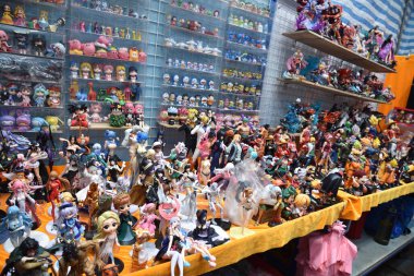 Hong Kong, Çin - 16 Haziran 2024: Mong Kok 'ta ünlü kadınlar pazarı. Dünyanın dört bir yanından turistler için alışveriş cenneti. 