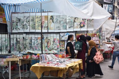Hong Kong, Çin - 16 Haziran 2024: Mong Kok 'ta ünlü kadınlar pazarı. Dünyanın dört bir yanından turistler için alışveriş cenneti. 